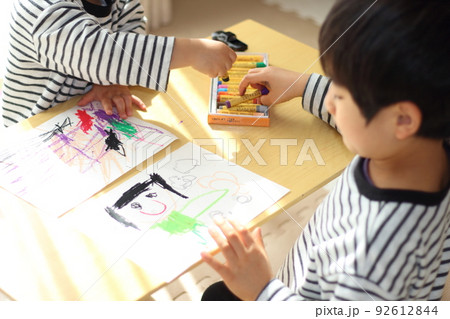 お絵描きをする幼い男の子 お絵描きをする幼い男の子 92612844