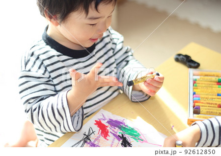 お絵描きをする幼い男の子 お絵描きをする幼い男の子 92612850
