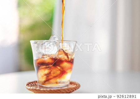注がれるアイスコーヒー 注がれるアイスコーヒー 92612891