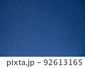 青空に小雪舞う 92613165