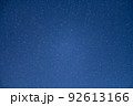 青空に小雪舞う 92613166