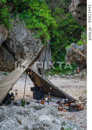 テント設営 ソロキャンプ 無骨 森 緑 テント 野営 92613441