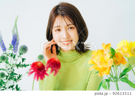 花と若い女性 ヘアスタイル&ビューティーイメージ 花と若い女性 ヘアスタイル&ビューティーイメージ 92613511