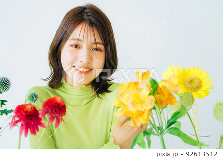 花と若い女性　ヘアスタイル＆ビューティーイメージ　 92613512