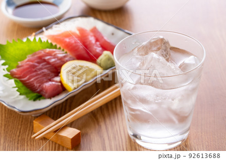 焼酎のロックとマグロの刺身 焼酎のロックとマグロの刺身 92613688