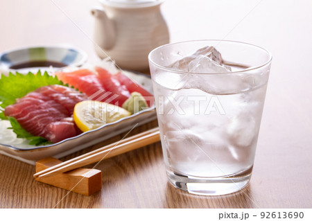 焼酎のロックとマグロの刺身 焼酎のロックとマグロの刺身 92613690