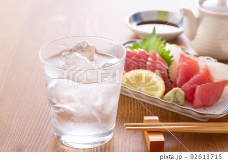 焼酎ロックとマグロの刺身 焼酎ロックとマグロの刺身 92613715