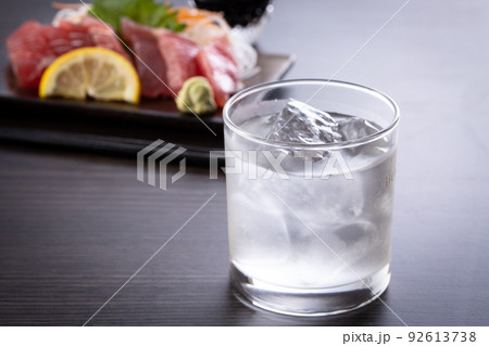 焼酎ロックとマグロの刺身 焼酎ロックとマグロの刺身 92613738