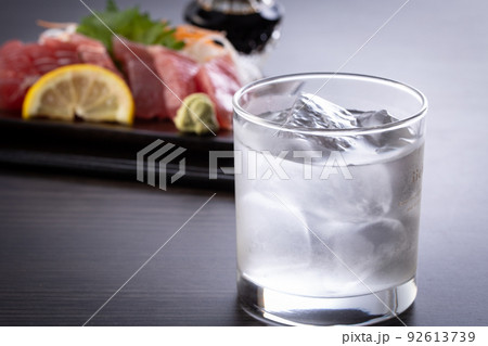 焼酎ロックとマグロの刺身 焼酎ロックとマグロの刺身 92613739