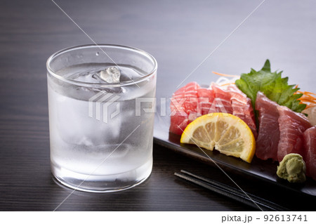 焼酎ロックとマグロの刺身 焼酎ロックとマグロの刺身 92613741