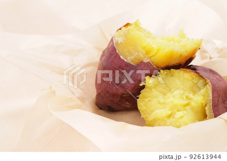 焼き芋　べにゆうか　紅優甘　紅はるか　2つに割ったところ 92613944