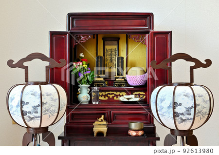 盆提灯と仏壇 92613980