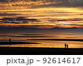 海岸に落ちる夕陽 92614617