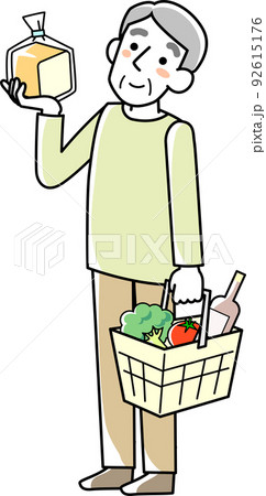 スーパーマーケットで買い物をするシニア男性 92615176