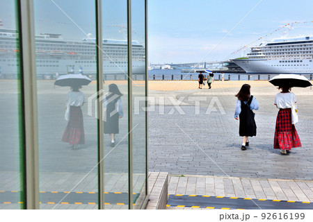 赤レンガ倉庫の親子 92616199