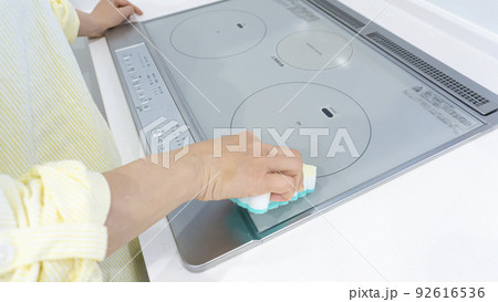 IHキッチンを掃除する女性 IHキッチンを掃除する女性 92616536