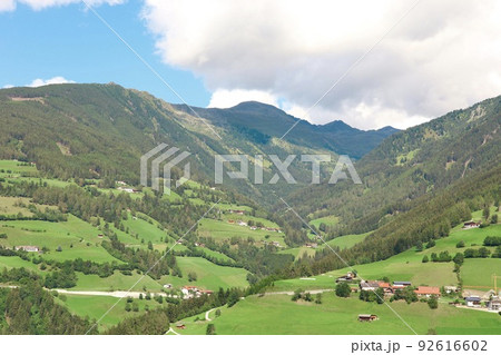 Mountain valley countyside ヨーロッパ田舎の平原風景 92616602