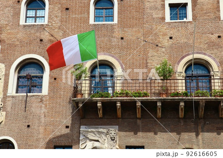Italian national flag in Verona city, Italy　イタリアの街 92616605