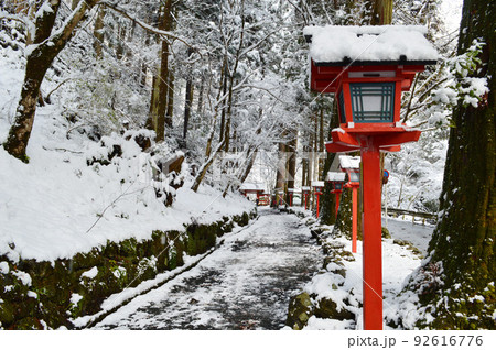 京都市貴船神社の奥宮参道の雪景色が神秘的で美しい 92616776