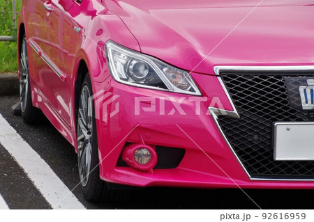 自動車イメージ　限定販売された車　ピンクの14代目クラウン 92616959