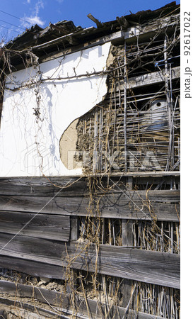 放置された古い空き家 92617022