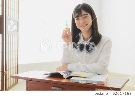 女子高生　勉強　リビング 92617168