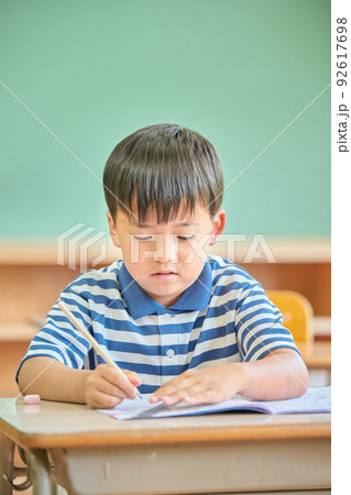 学校で勉強をする小学生の男の子 学校で勉強をする小学生の男の子 92617698