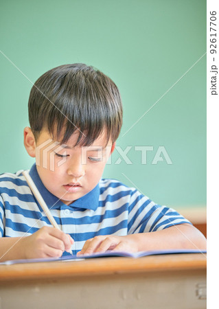学校で勉強をする小学生の男の子 92617706