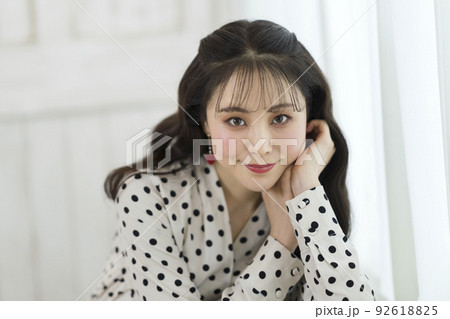 若い女性　ビューティーイメージ　ポートレート 92618825