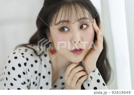 若い女性　ビューティーイメージ　ポートレート 92619049