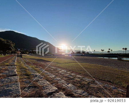 田の浦ビーチ日の入り前の光景 92619053