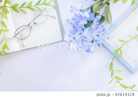 眼鏡　デスク　ノート　オフィス　青 92619328