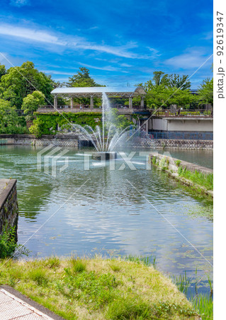 京都　琵琶湖疏水の噴水と川　青空 92619347