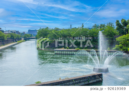 京都　琵琶湖疏水の噴水と川　青空 92619369