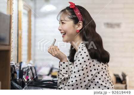 メイクをする若い女性の横顔 92619449