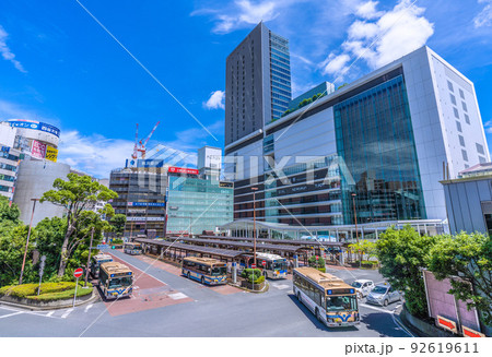 日本の横浜都市景観 7月、BA.5席捲…夏空の広がる横浜駅を望む 92619611