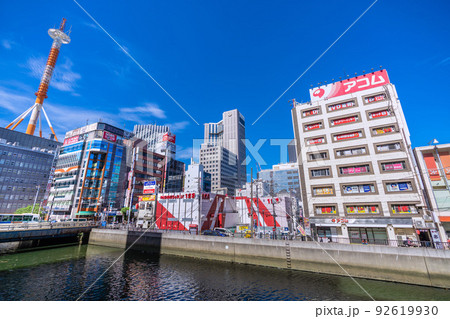 日本の横浜都市景観 7月、BA.5席捲…夏空の広がる横浜駅前を望む 92619930