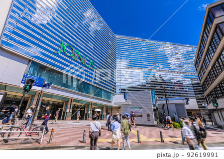 日本の横浜都市景観 7月、BA.5席捲…夏空の広がる横浜駅を望む 92619991