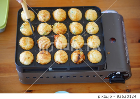 自宅のガス式のたこ焼き器で作るおうちたこ焼き。焼いている最中。 92620124