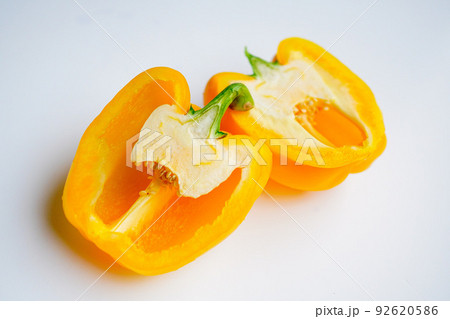 カット野菜 黄パプリカの切り口 カット野菜 黄パプリカの切り口 92620586