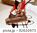 イチゴがたくさん乗ったスペシャルなチョコレートケーキ 92620973