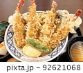 日本食のどんぶりものメニューのエビ天丼 92621068