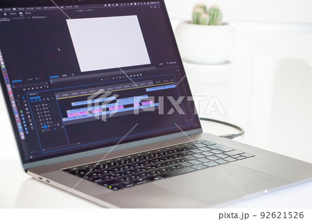 パソコンで動画編集をするクリエイター パソコンで動画編集をするクリエイター 92621526