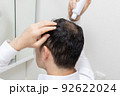 薄毛に悩む中年男性 92622024