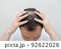 薄毛に悩む中年男性 92622026