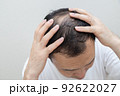 薄毛に悩む中年男性 92622027