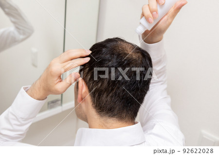 薄毛に悩む中年男性 92622028