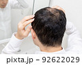薄毛に悩む中年男性 92622029