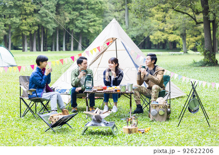 キャンプを楽しむ仲間 キャンプを楽しむ仲間 92622206