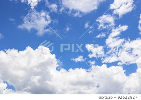 真夏の青空と白い雲 92622827